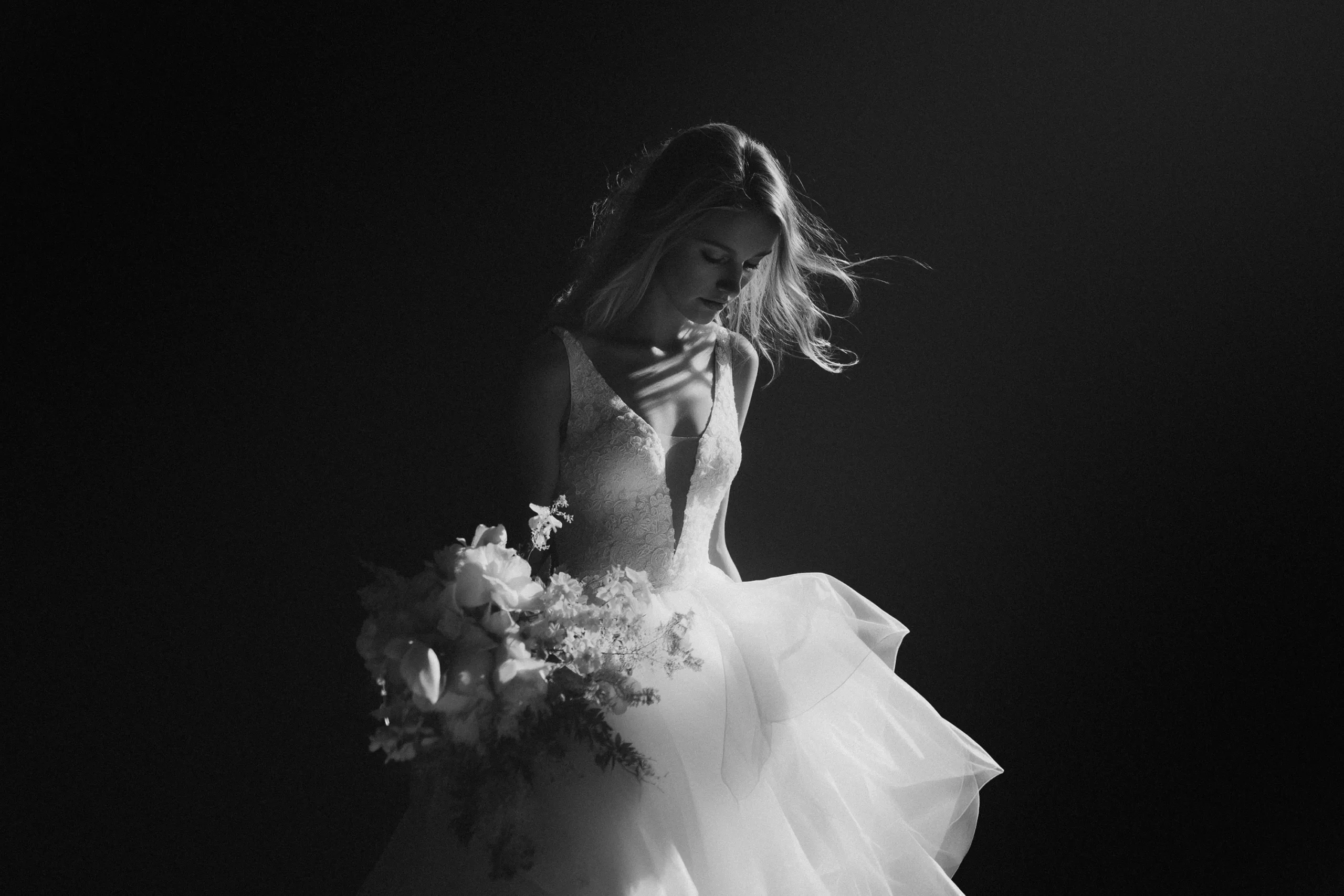 Hochzeitsstyling Traeumerische Braut im Licht 1